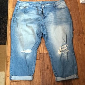 Womens 20W distressed boyfriend jeans